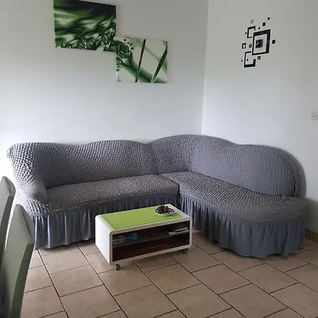 Mira Tresk Otok Apartment Vir