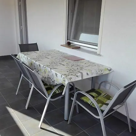 Mira Tresk Otok ויר