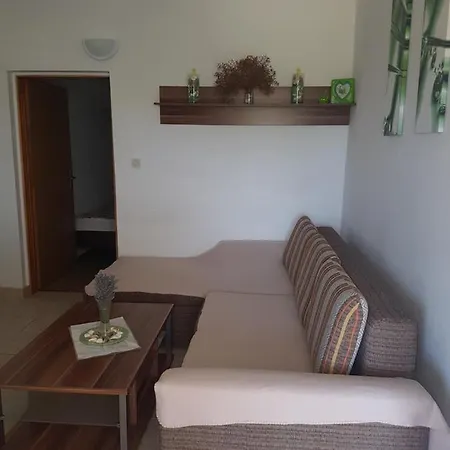 Mira Tresk Otok Apartment Vir
