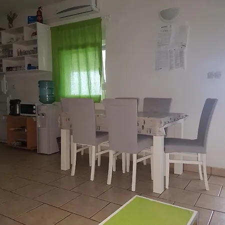 Mira Tresk Otok * ויר